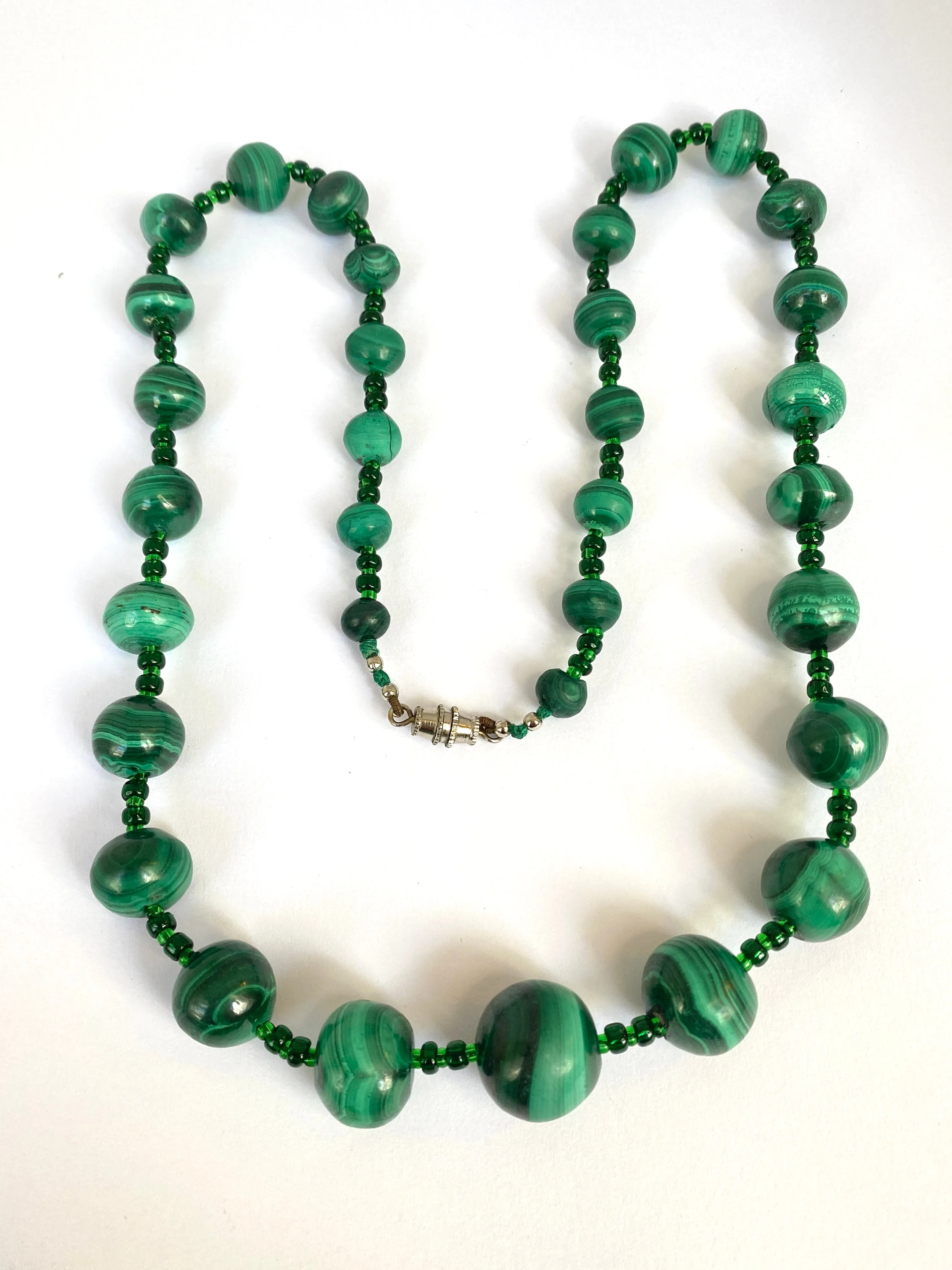 Stunning Vintage Malachite Bead Necklace 22.5 inches (82.32g)